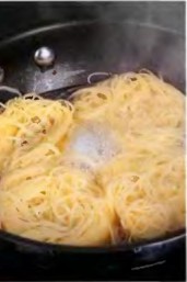 паста с овощами и фаршем